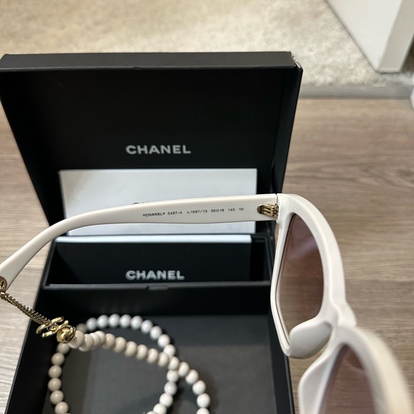 Chanel sunglasses with chain - Picture 4 of 8